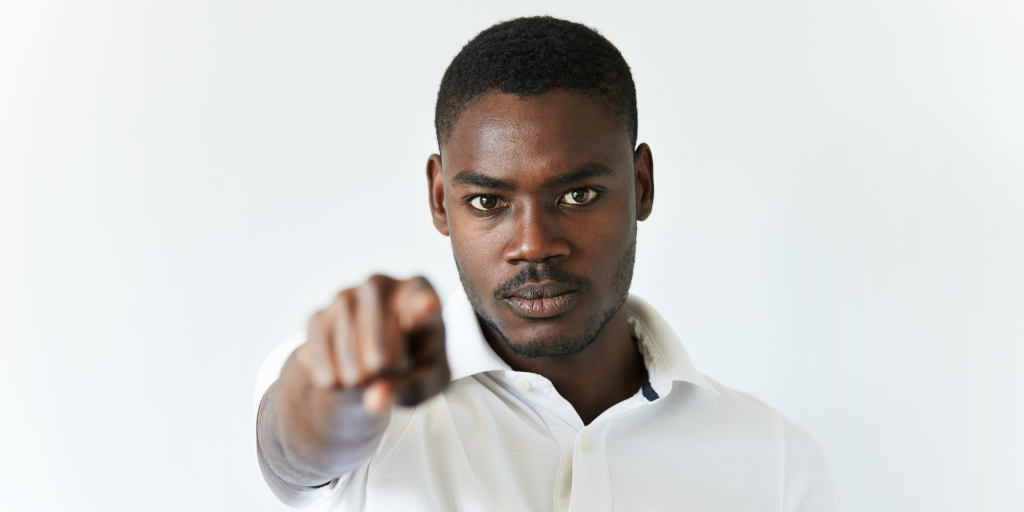 dedo-em-riste-na-cara-de-racista