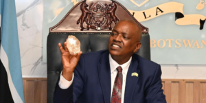 presidente-do-botsuana-fica-impressionado-com-segundo-maior-diamante-do-mundo-encontrado-no-pais