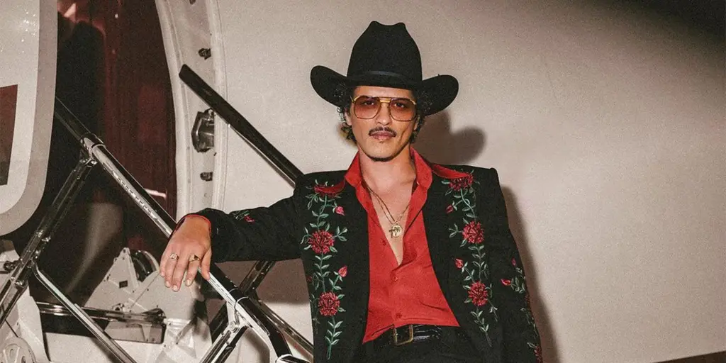  Fã registra encontro com Bruno Mars durante sua chegada ao Brasil