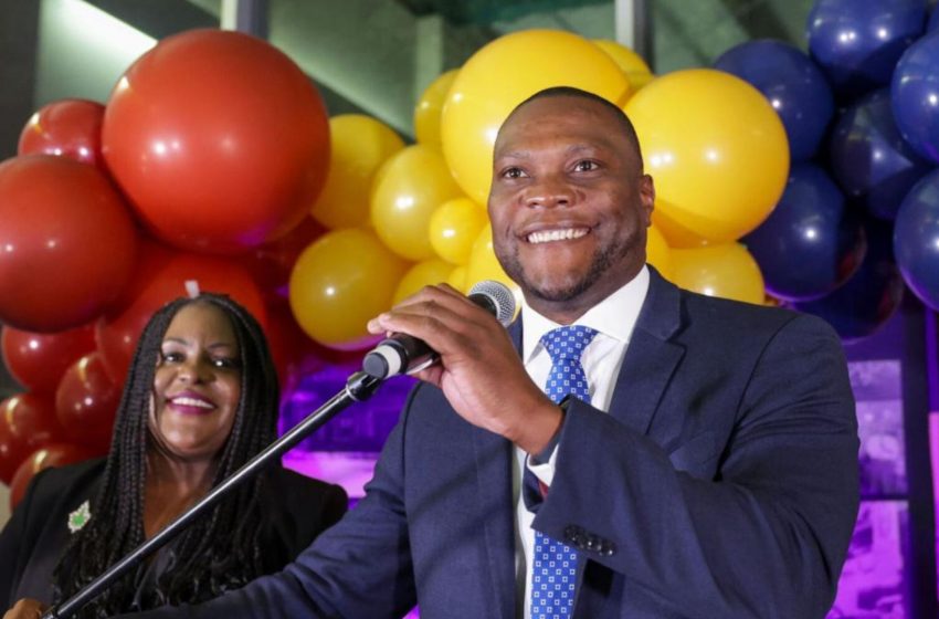  Monroe Nichols se torna o primeiro prefeito negro eleito de Tulsa e celebra na “Wall Street Negra”
