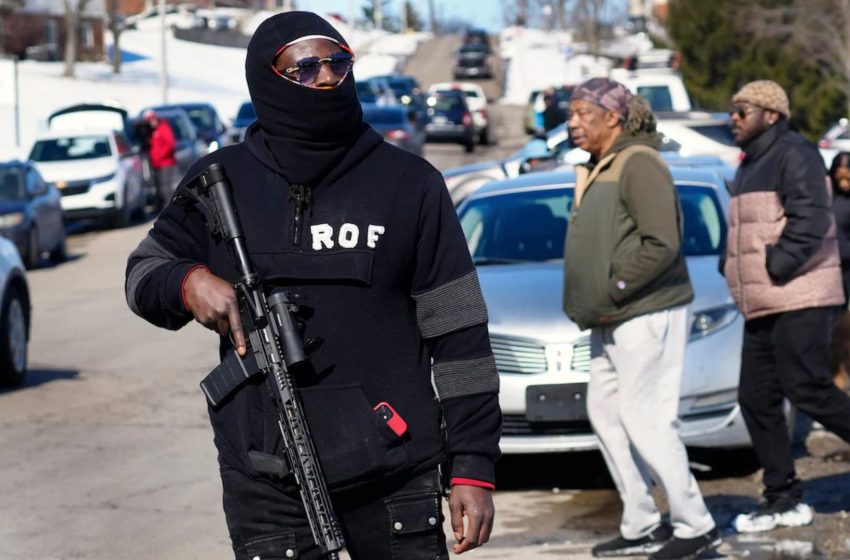 nos-eua,-moradores-de-cidade-de-maioria-negra-se-armam-para-enfrentar-neonazistas