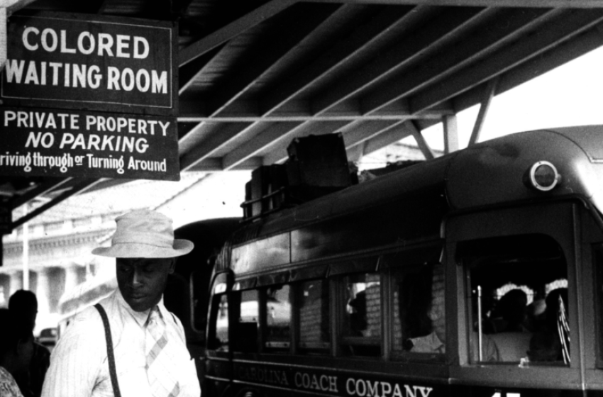  Governo Trump elimina cláusula que proibia instalações segregadas em contratos federais