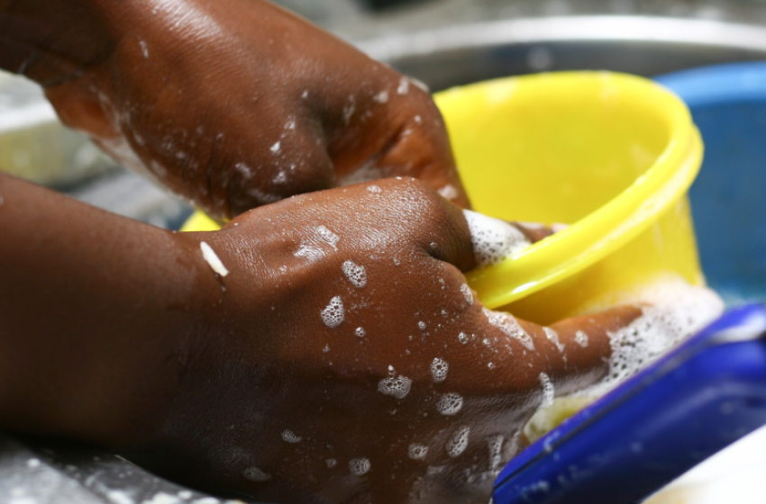  Trabalhadoras domésticas negras ganham 14% menos que brancas