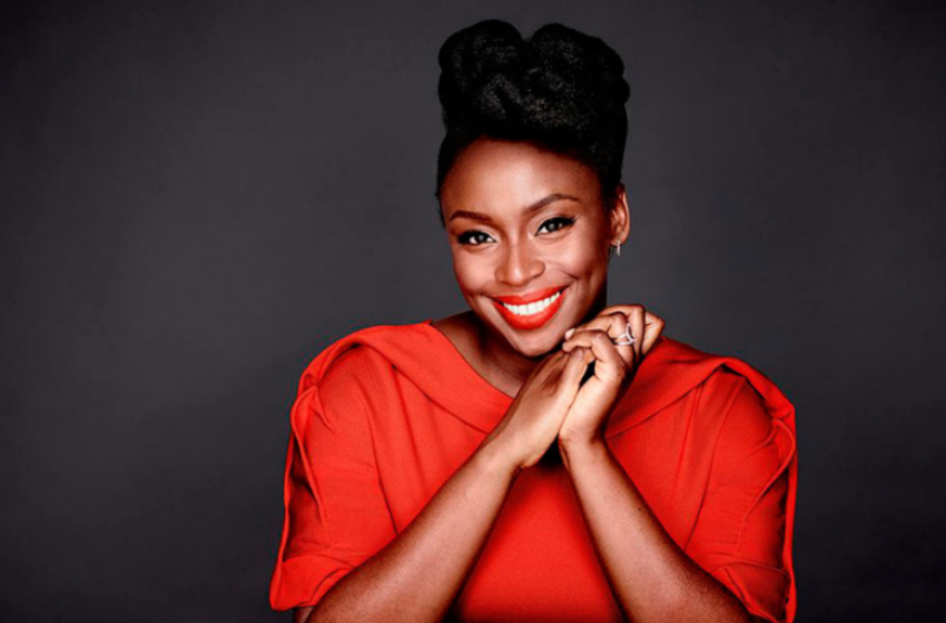 chimamanda-ngozi-adichie-vem-ao-brasil-para-bienal-do-livro-e-ciclo-de-palestras