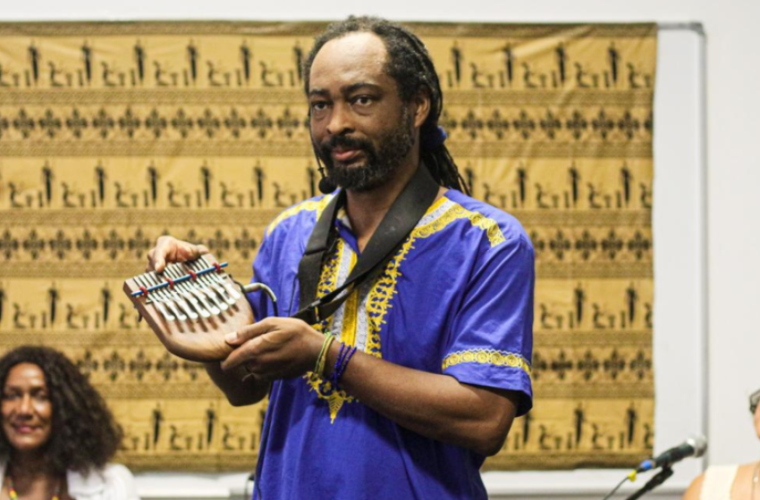 casa-do-benin-sedia-oficina-de-mbira,-instrumento-africano,-em-celebracao-ao-dia-da-africa