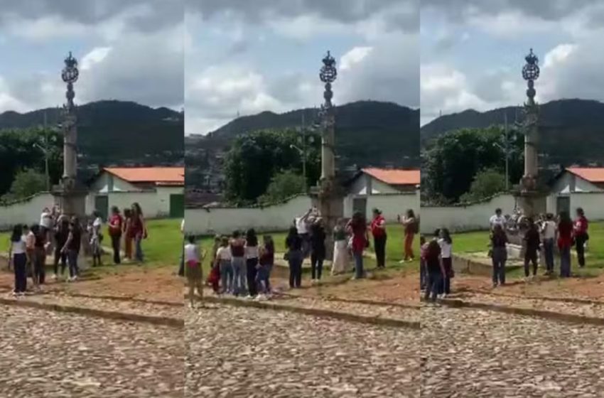  Turistas simulam chicotadas em monumento onde escravizados eram açoitados em Mariana (MG)